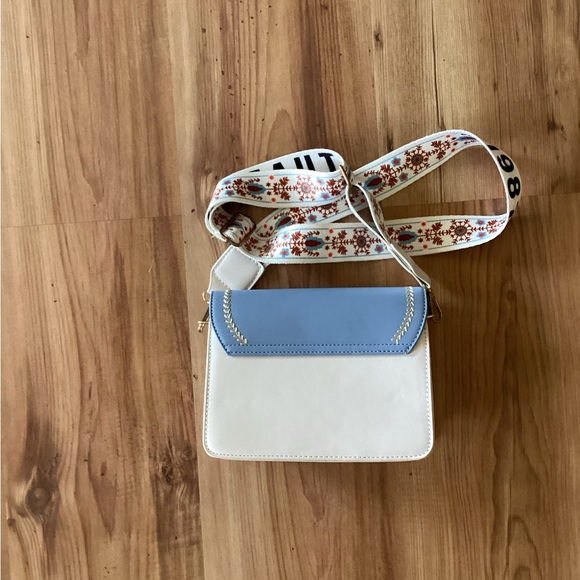 SN & FASHION Crossbody Handbag - Picture 3 of 5